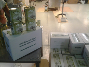 Pallet met olijfolieblikken